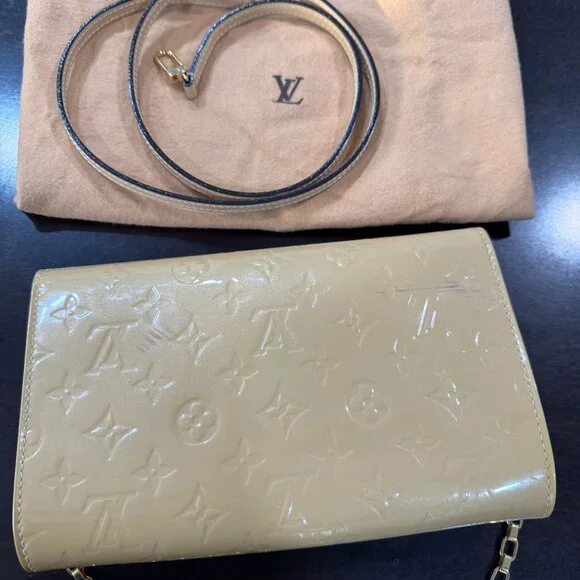 Louis Vuitton Vernis Anna Chain Clutch / Crossbody Bag (removable strap)– Beige - Picture 4 of 13